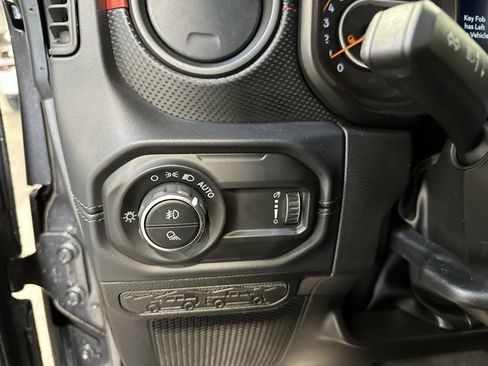 Used 2025 Jeep Gladiator Rubicon w/ Convenience Group image 25