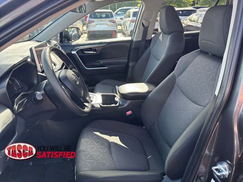 Used 2025 Toyota RAV4 XLE AWD/4WD image 16