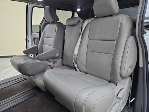 Used 2016 Toyota Sienna XLE FWD image 23