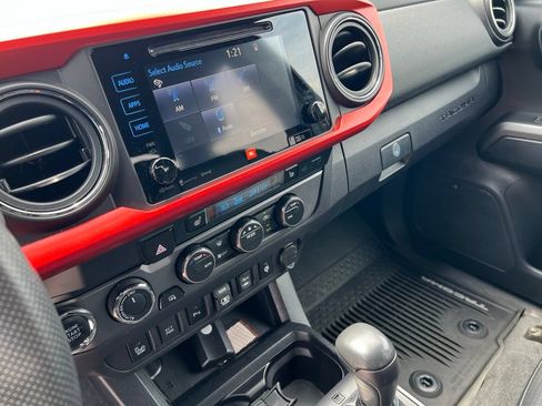 Used 2019 Toyota Tacoma TRD Sport AWD/4WD image 10