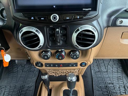 Used 2015 Jeep Wrangler Unlimited Sahara w/ Connectivity Group AWD/4WD image 21