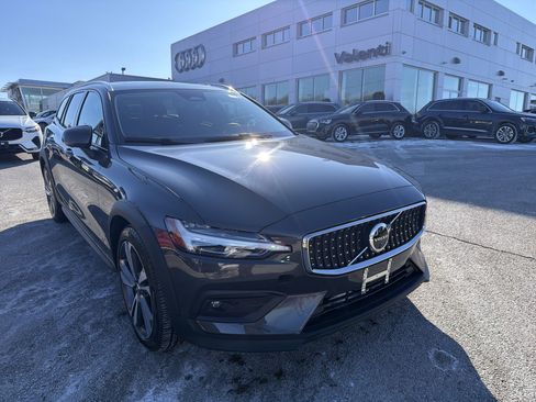 Certified 2025 Volvo V60 B5 Cross Country Plus AWD/4WD image 1
