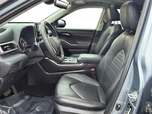 Used 2020 Toyota Highlander XLE image 10