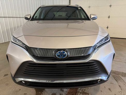 Certified 2023 Toyota Venza XLE AWD/4WD image 3