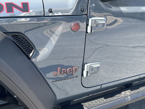 Used 2024 Jeep Wrangler Unlimited Rubicon w/ Technology Group image 15