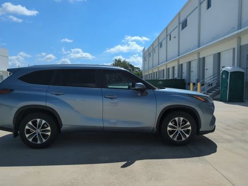 Used 2024 Toyota Highlander XLE FWD image 4