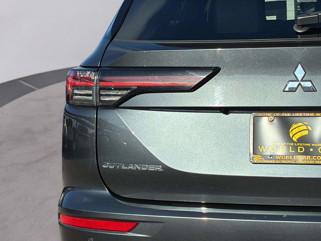 Used 2025 Mitsubishi Outlander SE FWD image 31