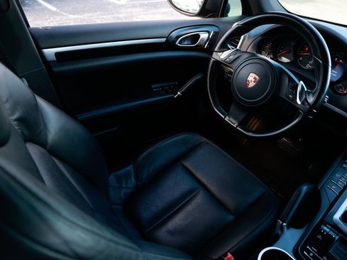 Used 2014 Porsche Cayenne Platinum Edition image 25