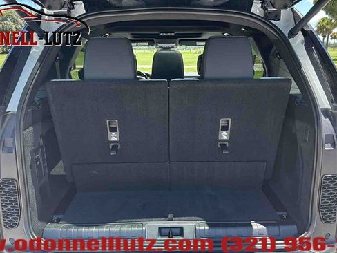 Used 2024 Land Rover Discovery Dynamic SE AWD/4WD image 30