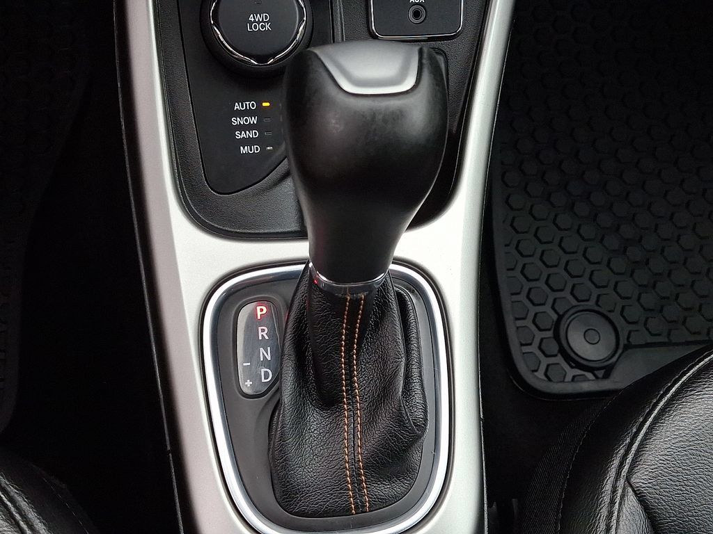 Used 2019 Jeep Compass Latitude w/ Cold Weather Group AWD/4WD image 16