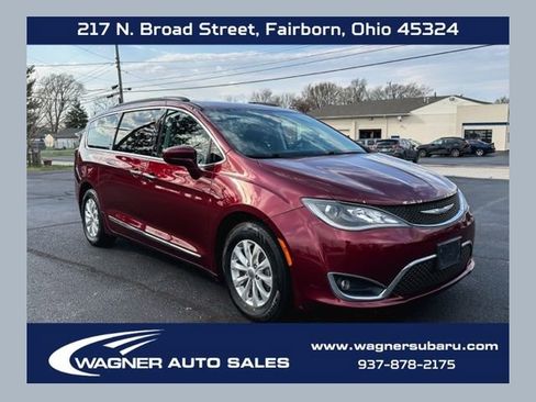 Used 2017 Chrysler Pacifica Touring-L FWD image 1
