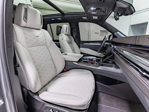 Used 2026 Cadillac Escalade V w/ LPO, Onyx Lite Package AWD/4WD image 37