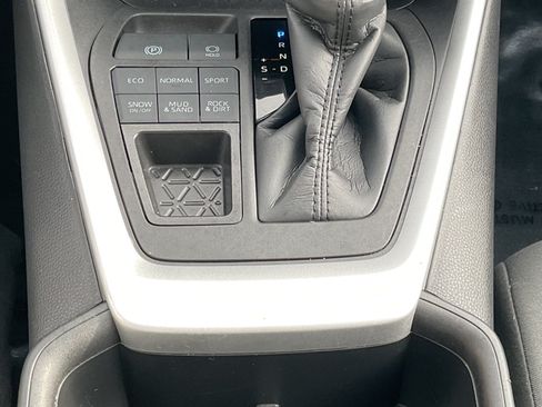 Used 2021 Toyota RAV4 XLE w/ XLE Grade Weather Package AWD/4WD image 18
