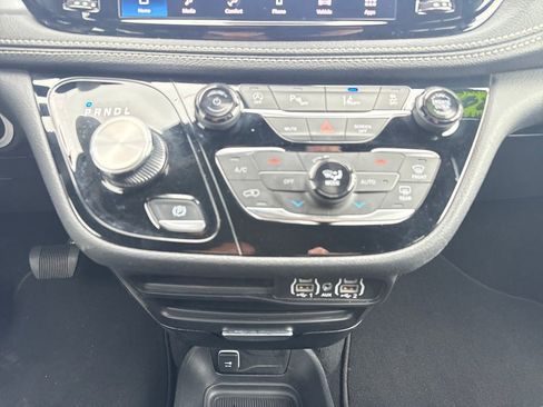 Used 2024 Chrysler Pacifica Touring FWD image 21