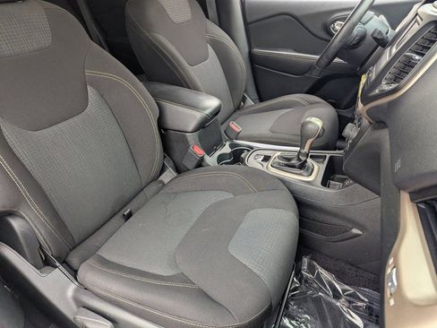 Used 2016 Jeep Cherokee Latitude FWD image 8