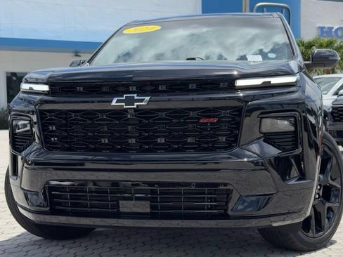 Used 2024 Chevrolet Traverse RS FWD image 2