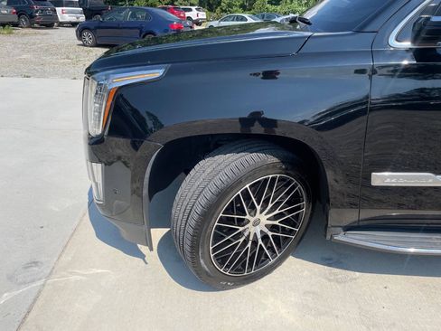 Used 2018 Cadillac Escalade Luxury RWD image 12