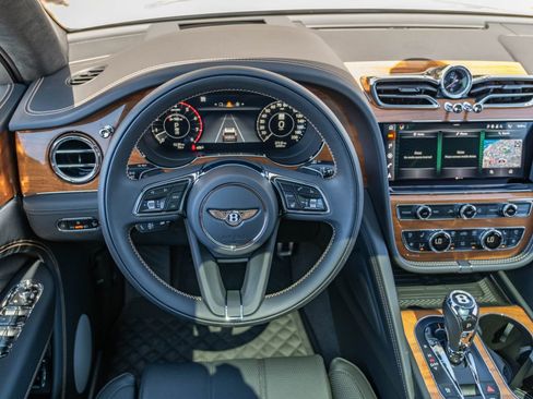 Used 2024 Bentley Bentayga image 27