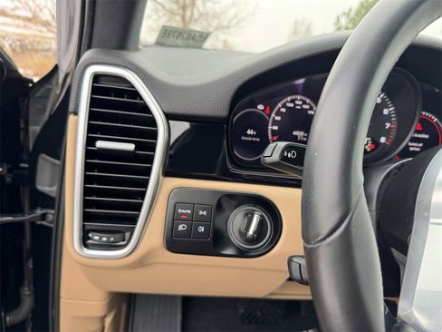 Used 2022 Porsche Cayenne image 14