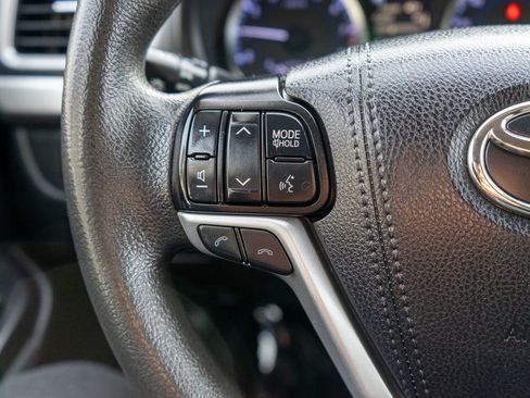 Used 2019 Toyota Highlander LE w/ Carpet Mat Package (TMS) image 21