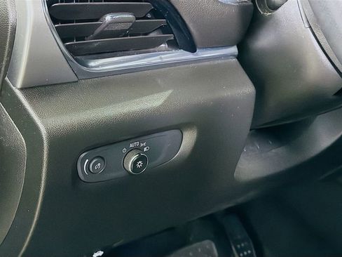 Used 2022 Chevrolet Traverse LT image 11