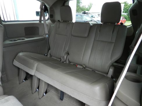 Used 2014 Chrysler Town & Country Touring image 11