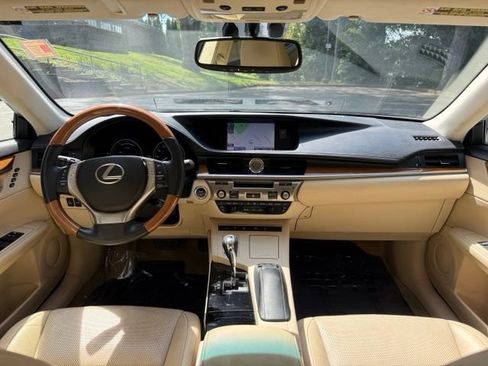 Used 2013 Lexus ES 300h w/ Luxury Pkg FWD image 19