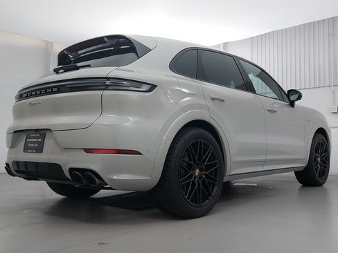 Certified 2025 Porsche Cayenne E-Hybrid AWD/4WD image 7