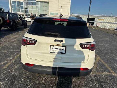 Used 2018 Jeep Compass Latitude FWD image 5