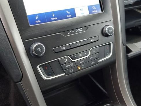 Used 2020 Ford Fusion SE image 18