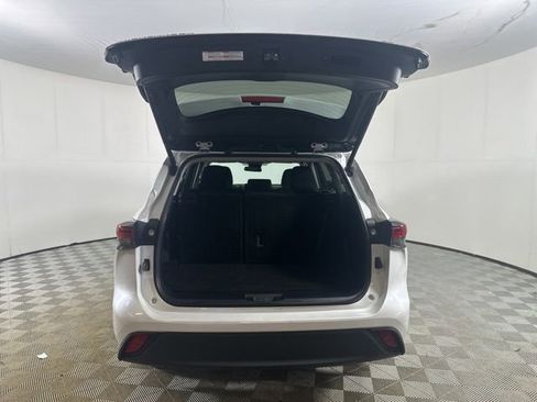 Used 2024 Toyota Highlander LE AWD/4WD image 9