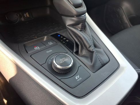 Used 2025 Toyota RAV4 LE AWD/4WD image 23
