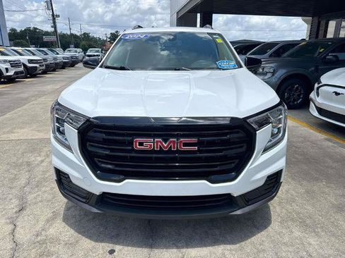 Used 2024 GMC Terrain SLE w/ Driver Convenience Package FWD image 2