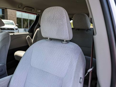 Used 2020 Toyota Sienna LE w/ Carpet Mat Package FWD image 16