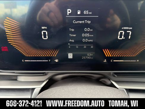 Used 2025 Kia Carnival FWD image 16