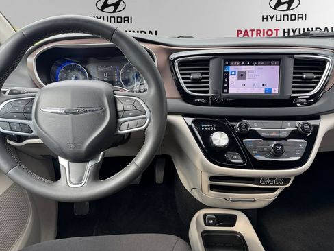 Used 2023 Chrysler Voyager LX FWD image 10