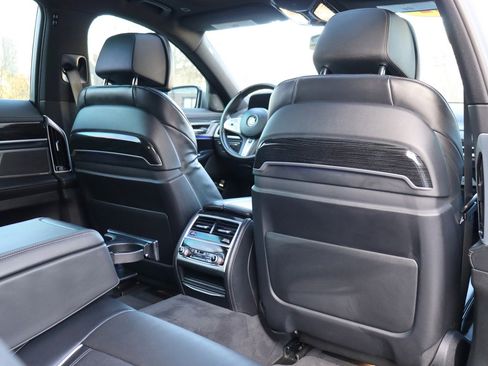 Used 2022 BMW 750i xDrive w/ M Sport Package image 19