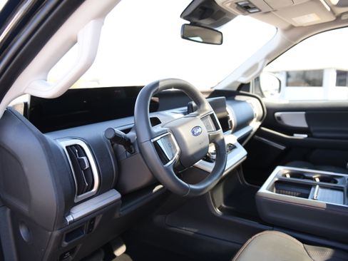 Used 2025 Ford Expedition Active image 17