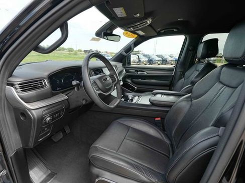 Used 2024 Jeep Wagoneer L Series II w/ Flexible Seating Group AWD/4WD image 16
