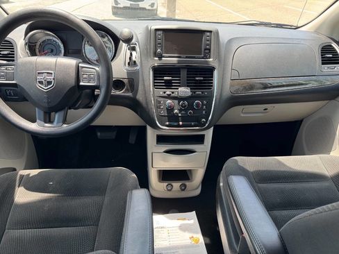 Used 2019 Dodge Grand Caravan SE w/ UConnect Hands-Free Group image 17