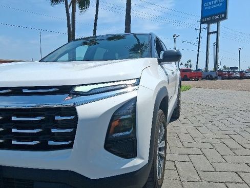 Used 2025 Chevrolet Equinox LT FWD image 3