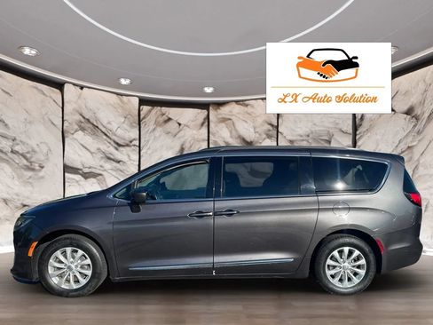 Used 2017 Chrysler Pacifica Touring-L FWD image 13