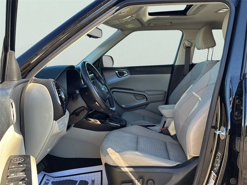 Used 2022 Kia Soul EX image 19