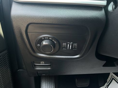 Used 2023 Jeep Grand Cherokee Laredo AWD/4WD image 22