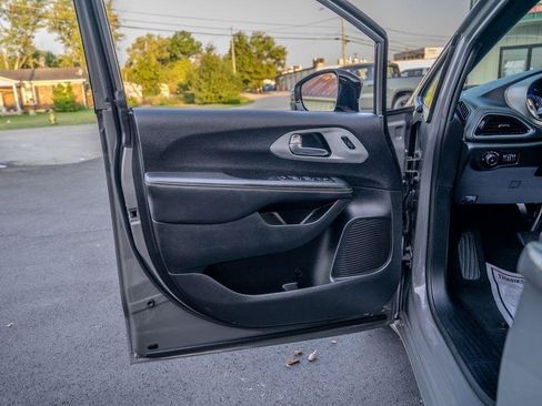 Used 2025 Chrysler Pacifica Limited FWD image 11