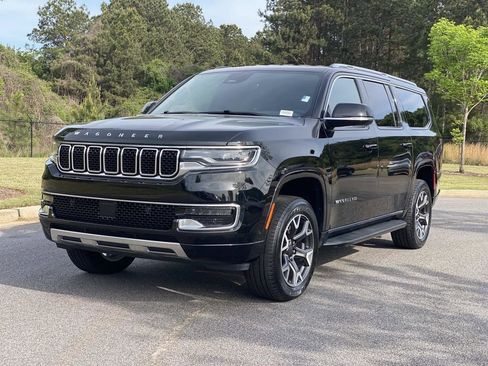 Used 2024 Jeep Wagoneer L Series III w/ Flexible Seating Group AWD/4WD image 10