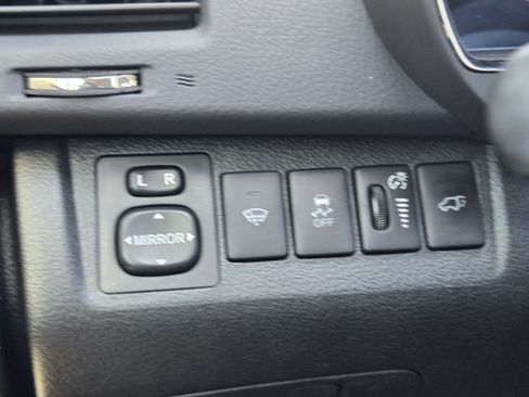 Used 2013 Toyota Highlander SE FWD image 18