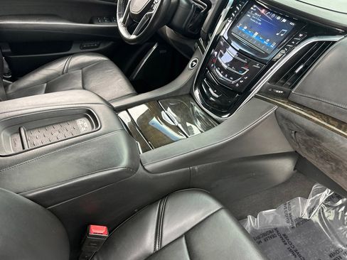 Used 2017 Cadillac Escalade ESV Platinum image 31