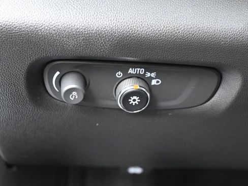Used 2023 Chevrolet Traverse LT FWD image 15