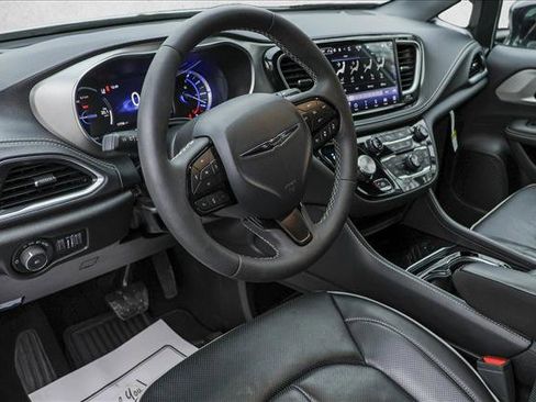 Used 2024 Chrysler Pacifica Premium image 10